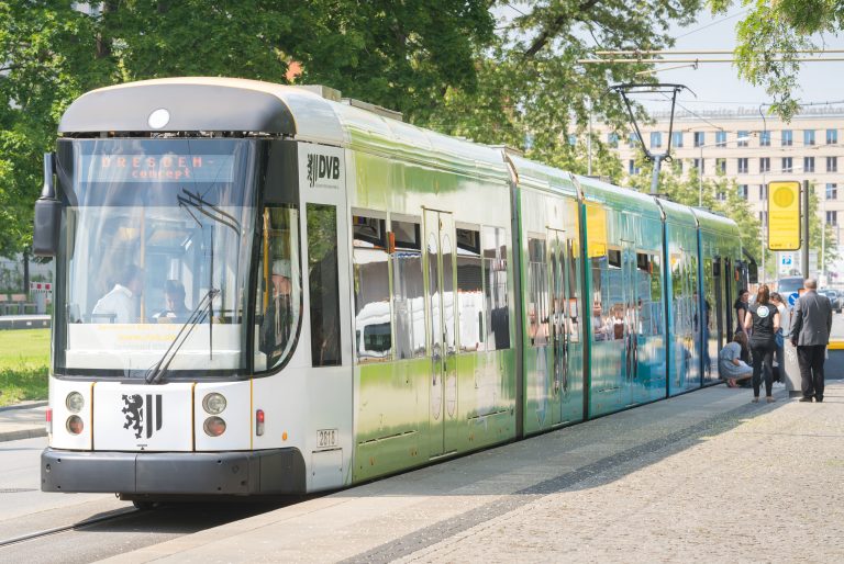 Tram an der Haltestelle / Englisch:Streetcar at the stop