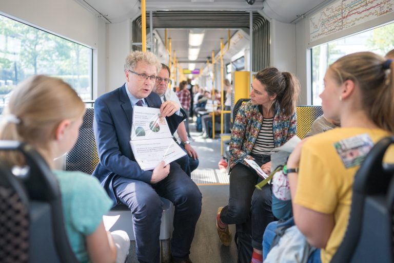 Menschen unterhalten sich im Tram / Englisch:People talking in streetcar