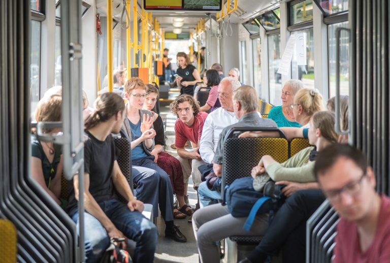 Menschen unterhalten sich im Tram / Englisch:People talking in streetcar