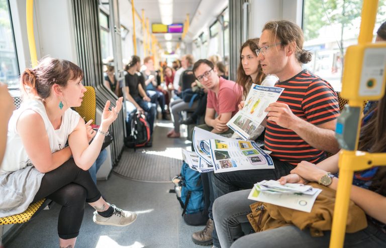 Menschen unterhalten sich im Tram / Englisch:People talking in streetcar