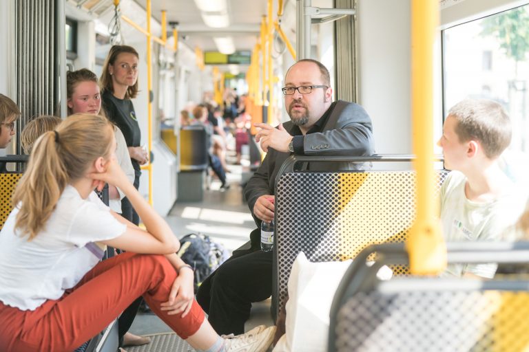 Menschen unterhalten sich im Tram / Englisch:People talking in streetcar