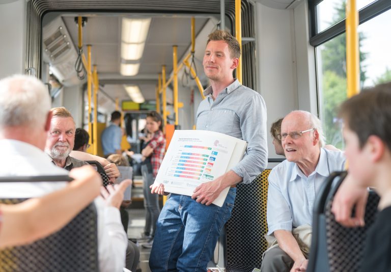 Menschen unterhalten sich im Tram / Englisch:People talking in streetcar