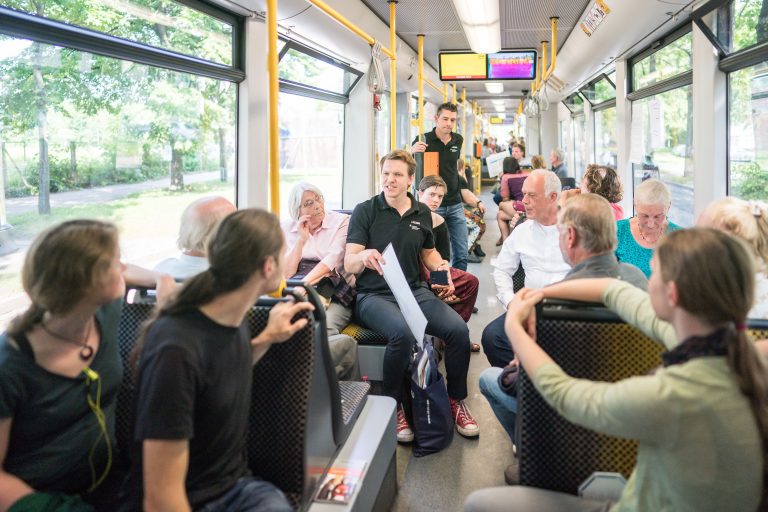 Menschen unterhalten sich im Tram / Englisch:People talking in streetcar