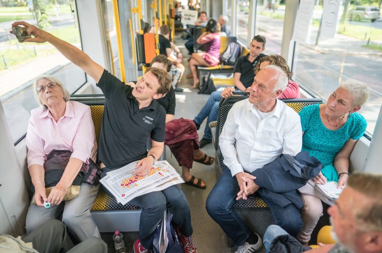 Menschen unterhalten sich im Tram / Englisch:People talking in streetcar