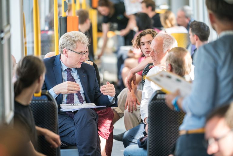 Menschen unterhalten sich im Tram / Englisch:People talking in streetcar