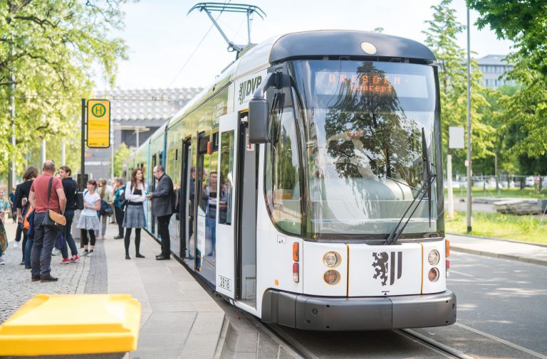 Tram an der Haltestelle / Englisch:Streetcar at the stop