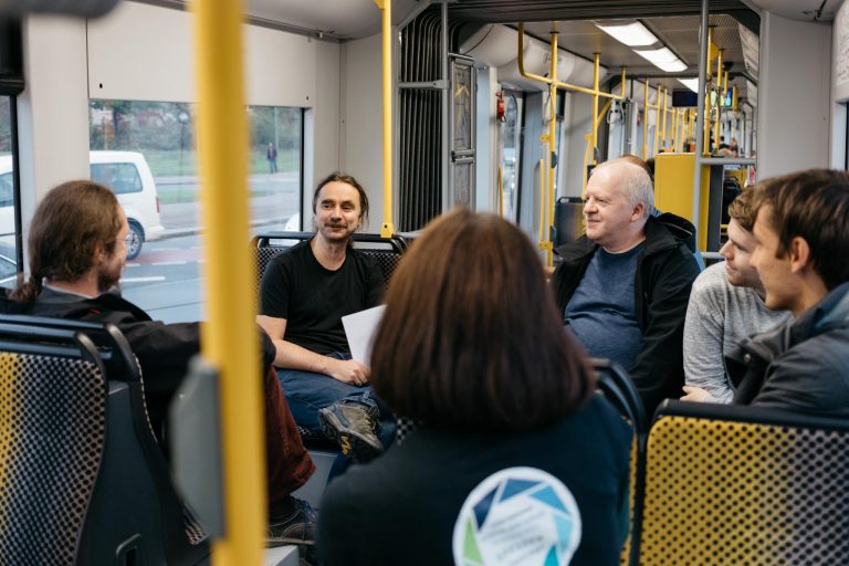 Menschen unterhalten sich im Tram / Englisch:People talking in streetcar