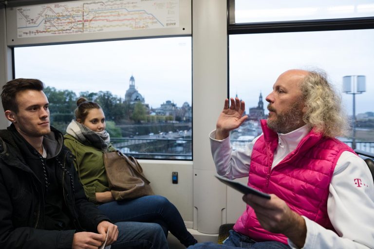 Menschen unterhalten sich im Tram / Englisch:People talking in streetcar