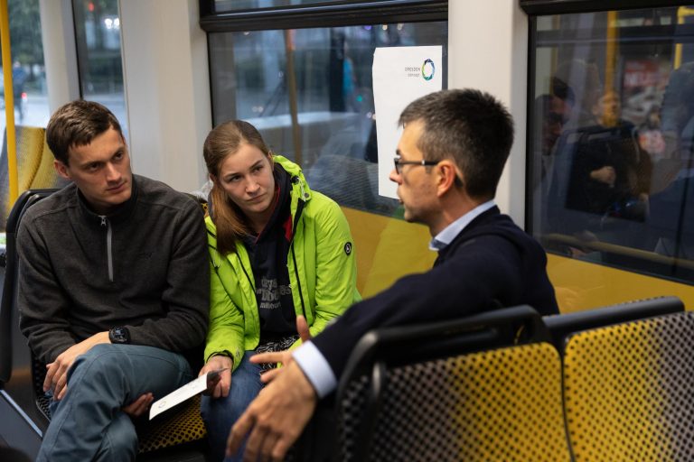 Menschen unterhalten sich im Tram / Englisch:People talking in streetcar