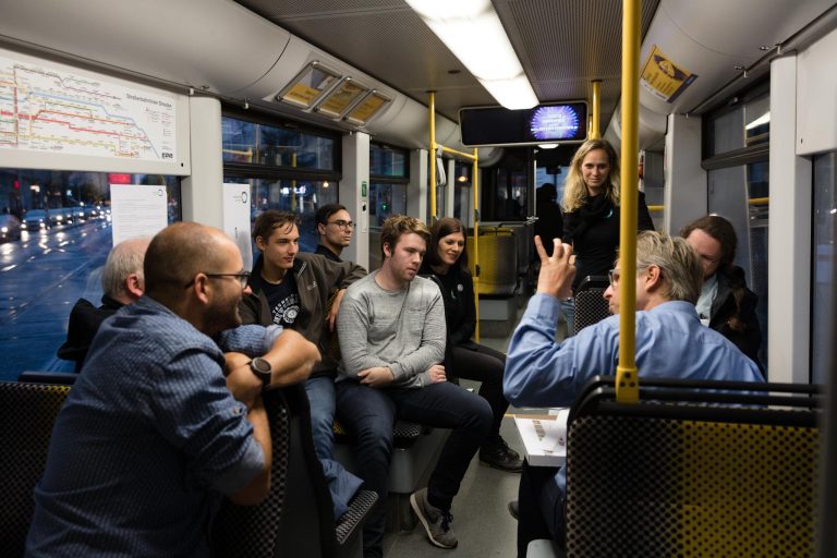 Menschen unterhalten sich im Tram / Englisch:People talking in streetcar