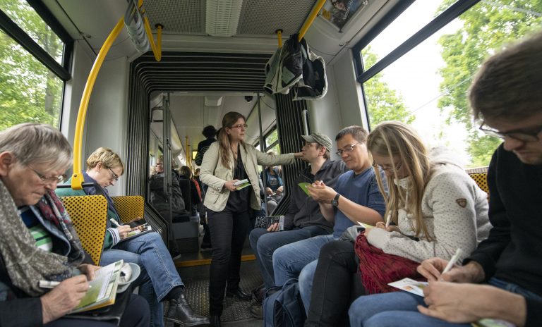 Menschen unterhalten sich im Tram / Englisch:People talking in streetcar