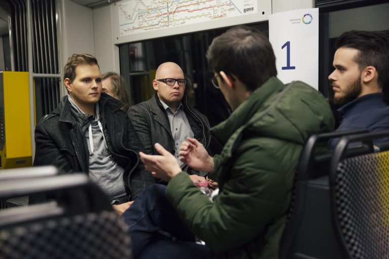 Menschen unterhalten sich in einem Tram / Englisch:People talking in a streetcar