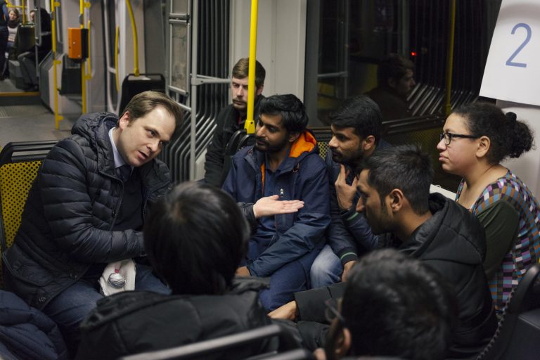 Menschen unterhalten sich in einem Tram / Englisch:People talking in a streetcar