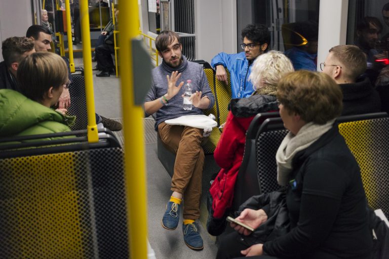 Menschen unterhalten sich in einem Tram / Englisch:People talking in a streetcar