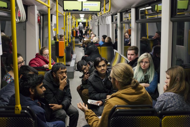 Menschen unterhalten sich in einem Tram / Englisch:People talking in a streetcar