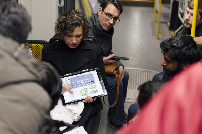 Frau hält ein IPad vor sich / Englisch:Woman holding an IPad in front of her