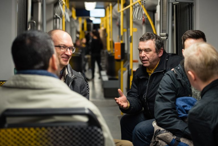 Menschen unterhalten sich im Tram / Englisch:People talking in streetcar