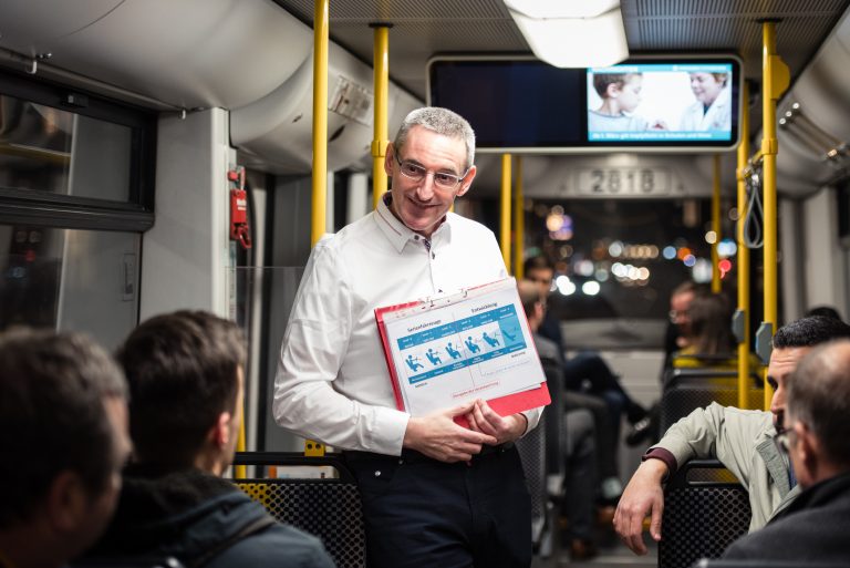 Ein Mann hält ein Bild vor sich / Englisch:A man holds a picture in front of him