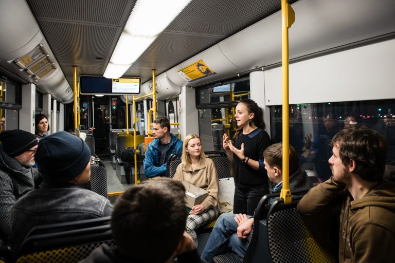 Menschen unterhalten sich im Tram / Englisch:People talking in streetcar