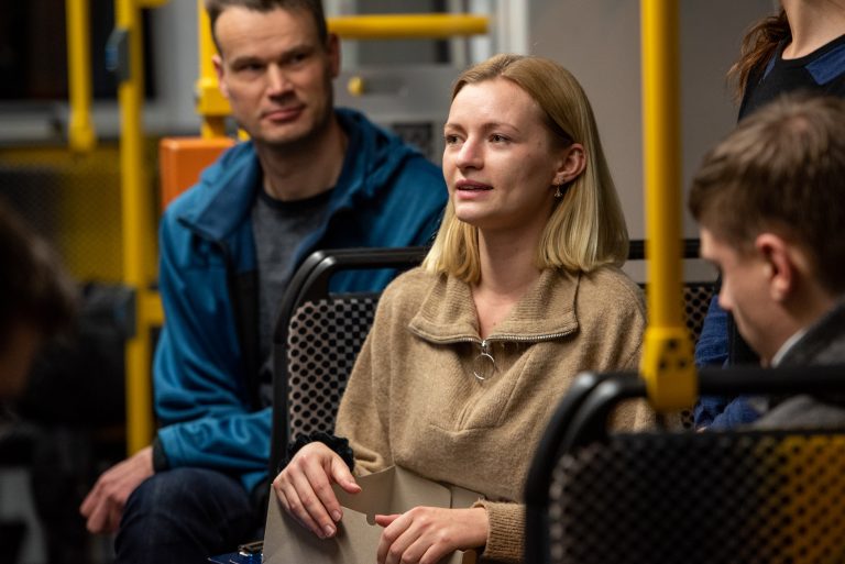 Menschen unterhalten sich im Tram / Englisch:People talking in streetcar