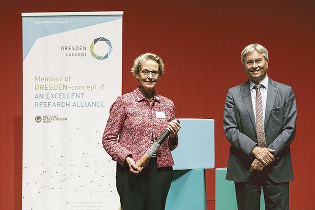 Prof. Ursula M. Staudinger hat den DRESDEN-concept-Staffelstab von Prof. Hans Müller-Steinhagen übergeben bekommen