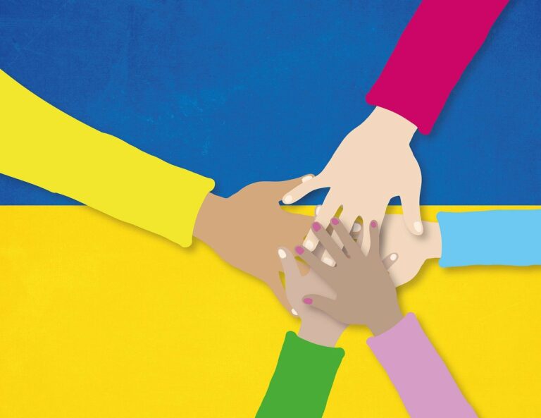 Flagge der Ukraine, auf der Hände aus unterschiedlicher Hautfarbe halten im Kreis