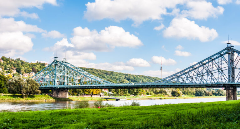 Foto einer Brücke über einem Fluss in einer Stadt / Englisch: Photo of a bridge over a river in a city
