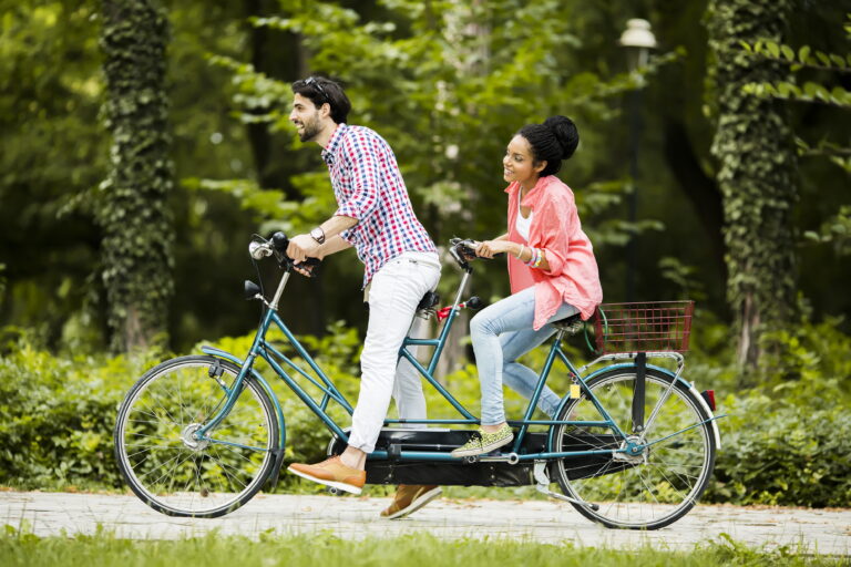 Junge Menschen auf dem Tandemfahrrad / Englisch: young people on a tandem bike