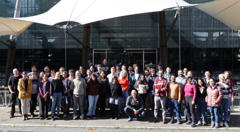 Gruppenfoto vom DRESDEN-concept Summer School Bootcamp for Physical Biology mit Rob Philips in Dresden vor dem MPI-CBG / Englisch:Groupphoto from the DRESDEN-concept Summer School Bootcamp for Physical Biology with Rob Philips in Dresden in front of the MPI-CBG.