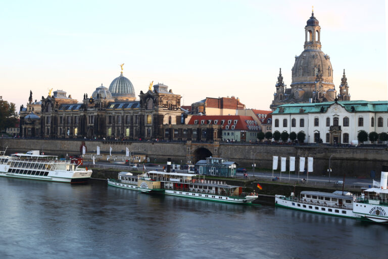 Brühlsche Terasse mit Blick auf Frauenkirche und Hochschule für Bildende Künste Dresden