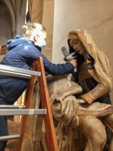 Untersuchung an einer Skulptur einer Frau