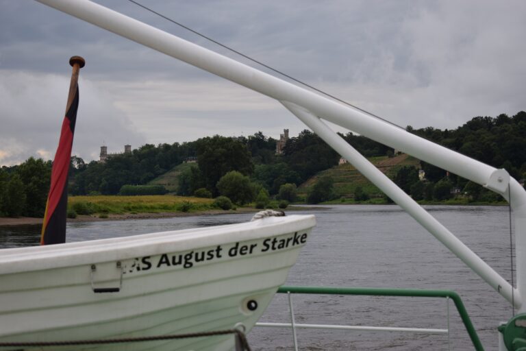 Der Schriftzug August der Starke auf einem Fluss.