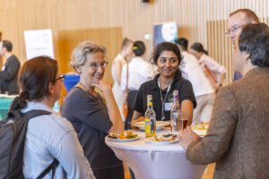 International researchers speaking with Prof. Dr. Staudinger Bild
