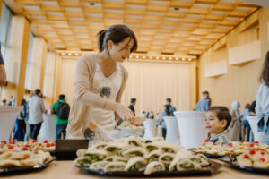 People gathering around the buffet Bild