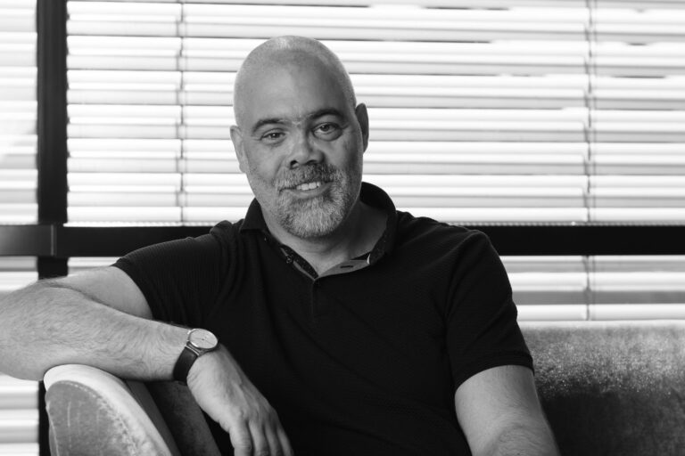 Portrait Prof. Jochen Guck (1973 – 2025) Logo