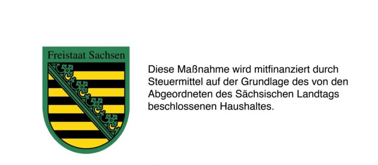 Logo Freistaat Sachsen mit der Schrift "Diese Maßnahme wird mitfinanziert durch Steuermittel auf der Grundlage des von den Abgeordneten des Sächsischen Landtags beschlossenen Haushaltes. Logo