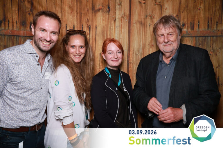 4 Personen stehen zusammen, daneben ist das Logo von DRESDEN-concept und der Schriftzug 03.09.2026, Sommerfest abgebildet Logo